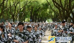 军训凉亭吃瓜事件