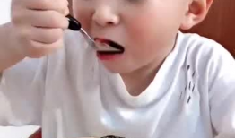 吃瓜的熊孩子,揭秘校园里的欢乐时光