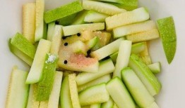 夏天吃脆瓜还是沙瓜好,脆瓜与沙瓜，哪一款更胜一筹？