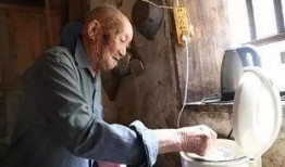 老头吃瓜看戏的图片,瓜田戏台，尽享人间烟火气