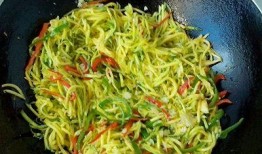 炒着吃的瓜丝,夏日炒菜新宠